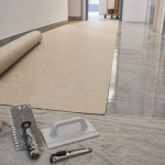 Poser du lino sur carrelage : lino en pose sur carrelage, outils et primaire
