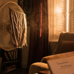 Comment rafraîchir une pièce avec un ventilateur : courant d’air et linge humide devant le flux