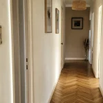 Couleur peinture pour couloir ivoire et taupe, couloir lumineux et éclairé
