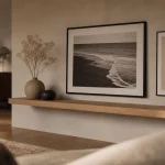 Décorer un grand mur salon avec cadres XXL et étagère murale