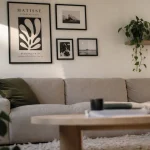 Décorer un mur blanc avec cadres noirs, étagère flottante et relief léger