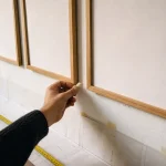 Disposition cadre mural : espacements réguliers, niveau et gabarit au sol