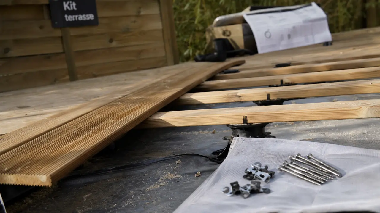 Kit terrasse prêt à poser : lames bois, lambourdes et vis inox