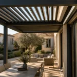 Pergola bioclimatique sur mesure Vaucluse en aluminium, lames orientables
