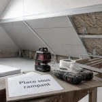 Placo sous rampant : ossature métallique, isolant et plaques BA13 en combles