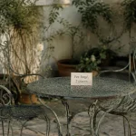 Salon de jardin fer forgé 2 places vert-de-gris, table ronde et chaises